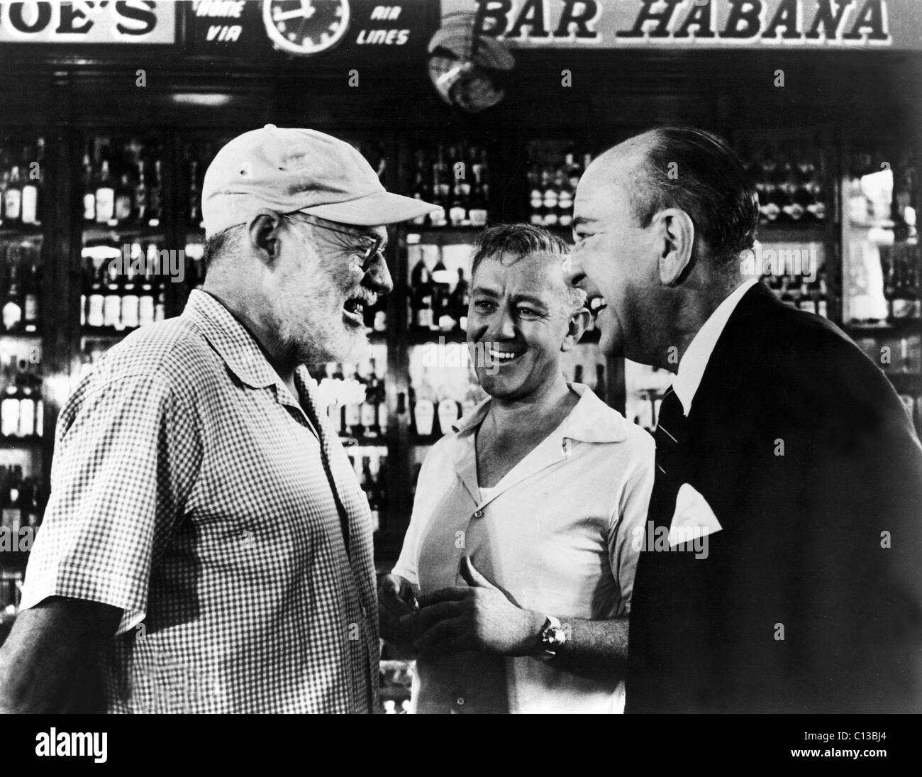 Schriftsteller ERNEST HEMINGWAY plaudert mit Schauspieler ALEC GUINNESS und NOEL COWARD in Sloppy Joes Bar bei einem Besuch in unser Mann IN Havanna Set, 1959 Stockfoto