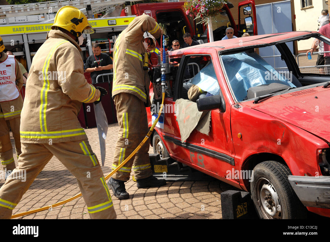 East Sussex Feuer und Rettung Verwendung im Team ein hydraulisches Schneidgerät, den verletzten Opfern aus einem Auto während einer Übung zu befreien Stockfoto