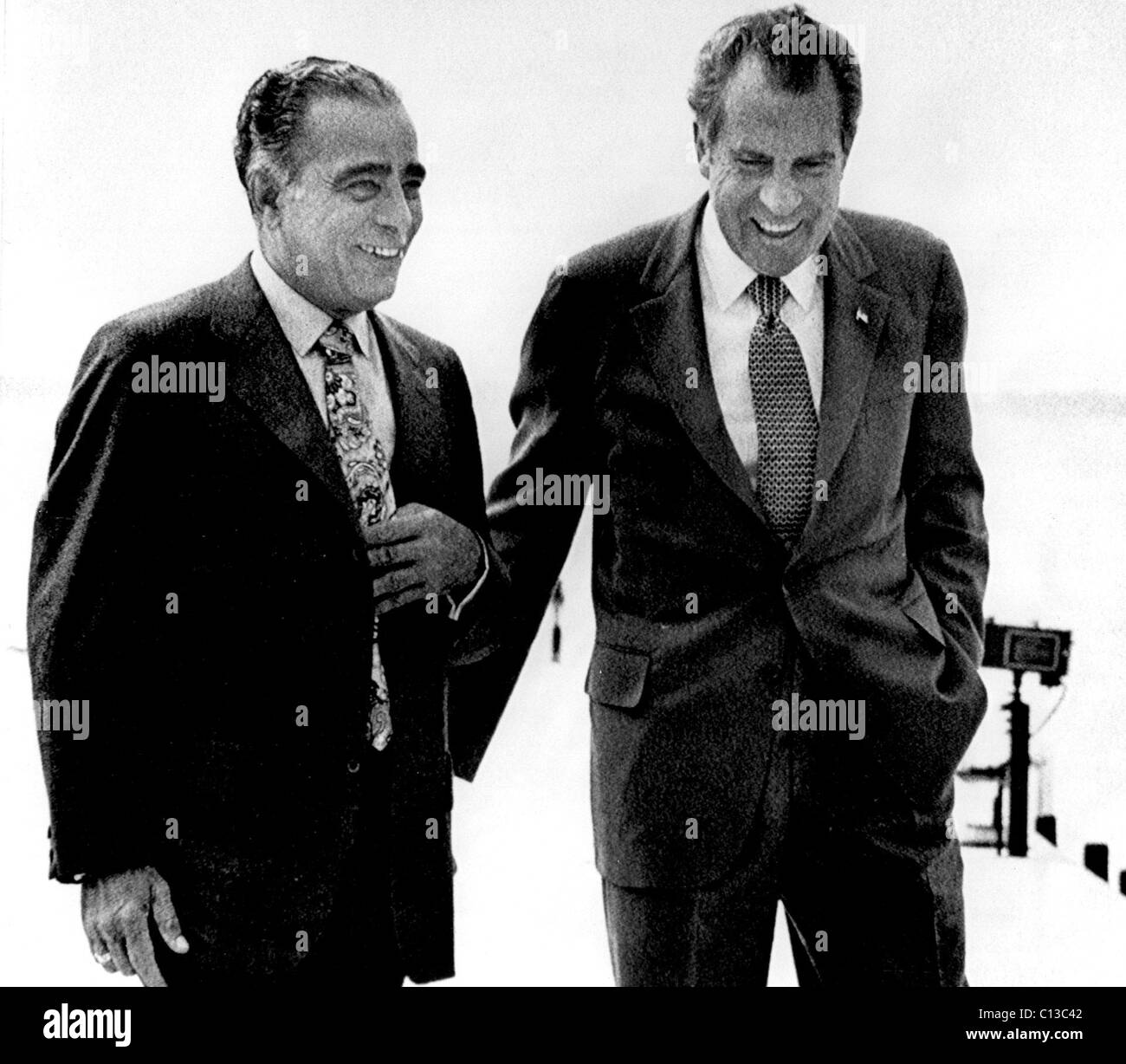 CHARLES "BEBE" REBOZO mit seinem Kumpel Präsident RICHARD M. NIXON in Key Biscayne, Florida, 1973 Stockfoto