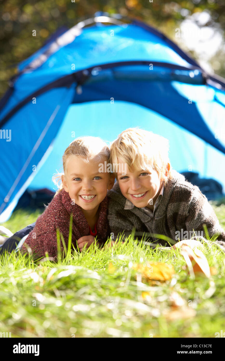 Kleine Kinder stellen außerhalb Zelt Stockfoto