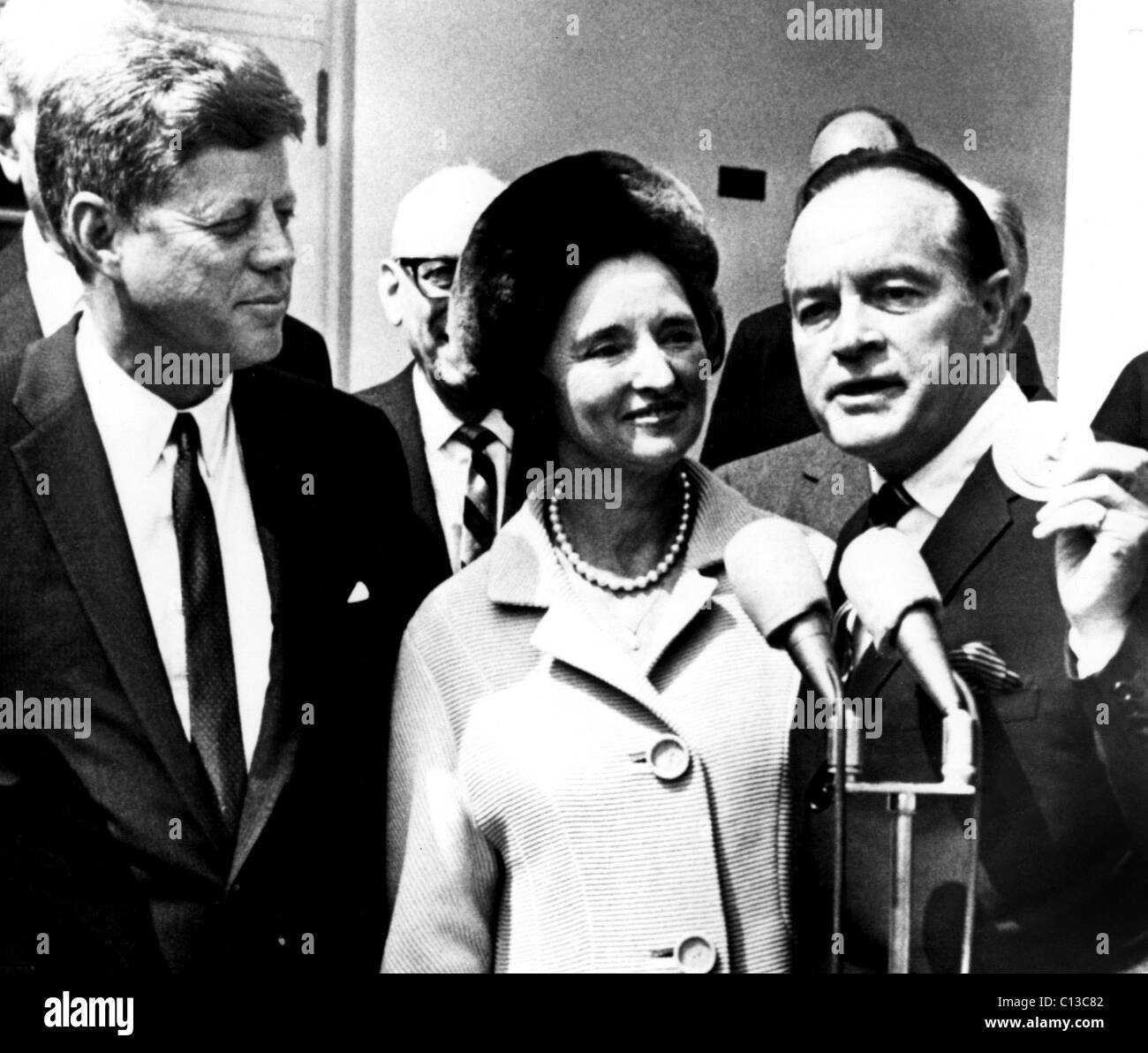 Bob Hope empfangenden Medaille von Präsident John F. Kennedy Anfang der 60er Jahre. (Dolores Hope ist in der Mitte). Stockfoto