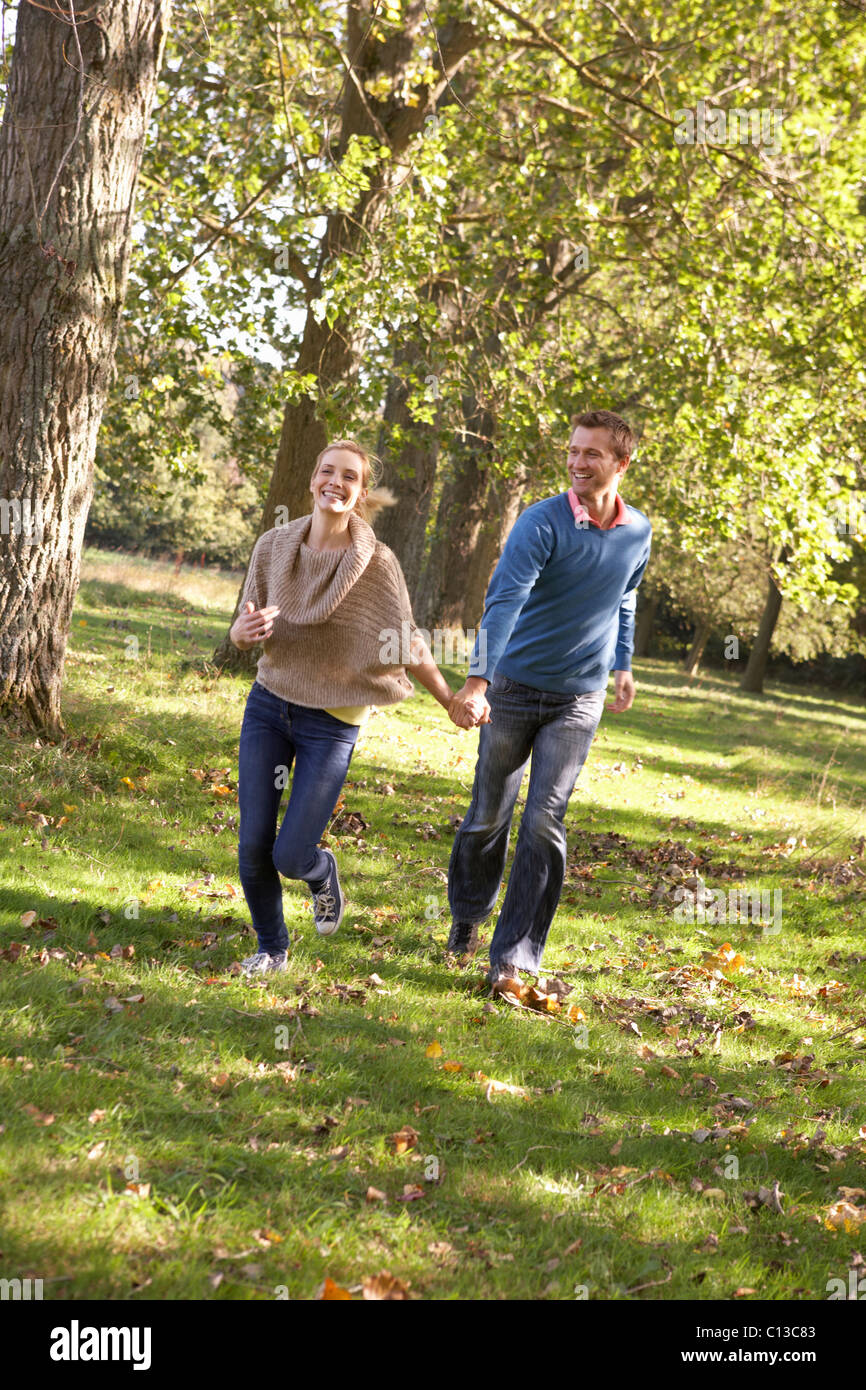 Junge Paare, die Spaß im park Stockfoto