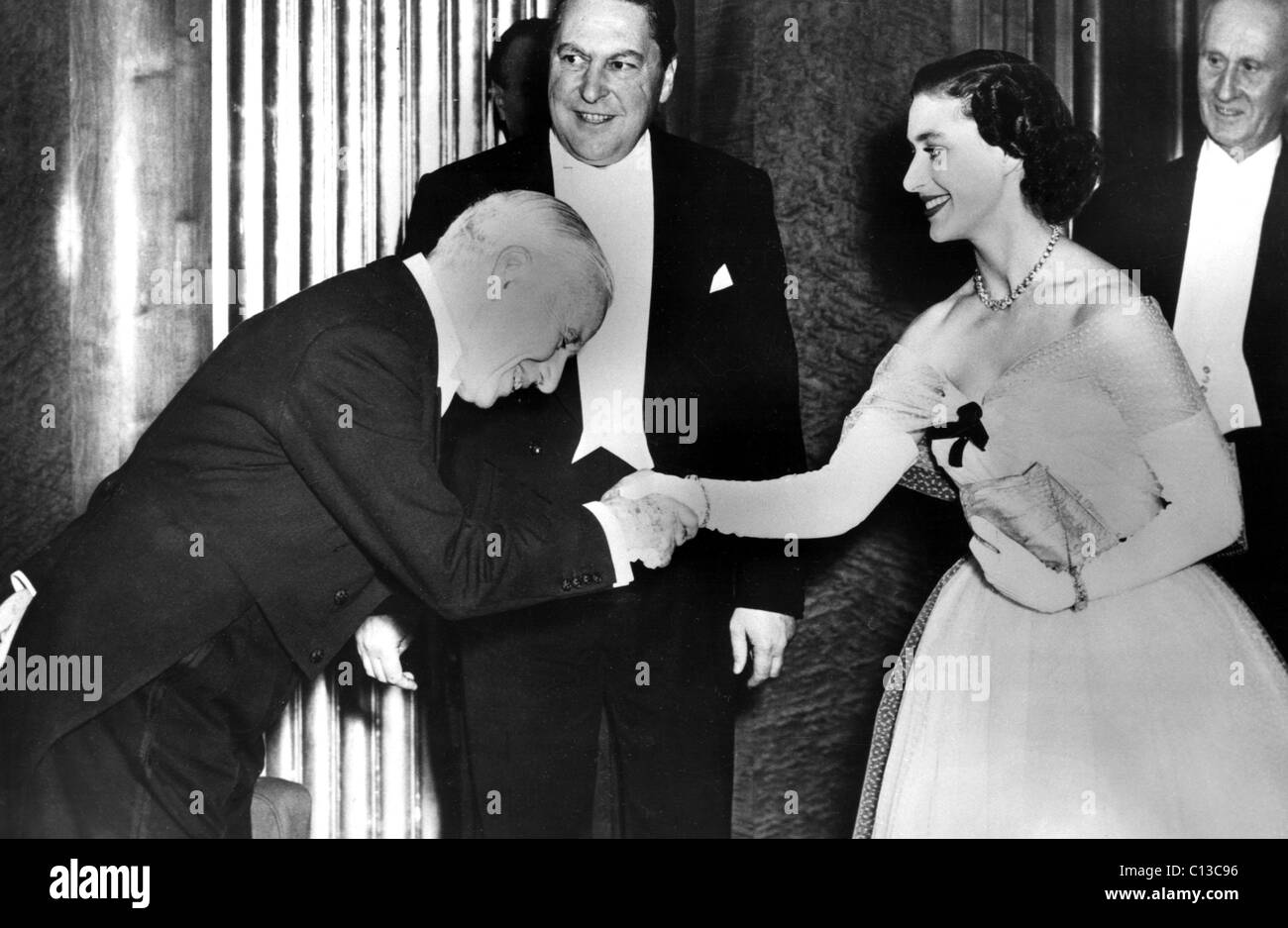 Charlie Chaplin treffen Prinzessin Margaret auf der Londoner Premiere von "Limelight" ca. 1952 Stockfoto