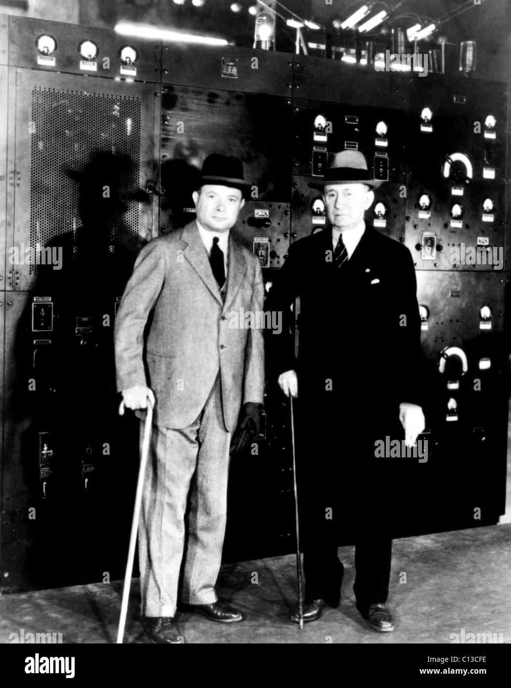 David Sarnoff, Gründer der R.C.A und N.B.C. mit Guglielmo Marconi, Erfinder des Radios, 1933 Stockfoto