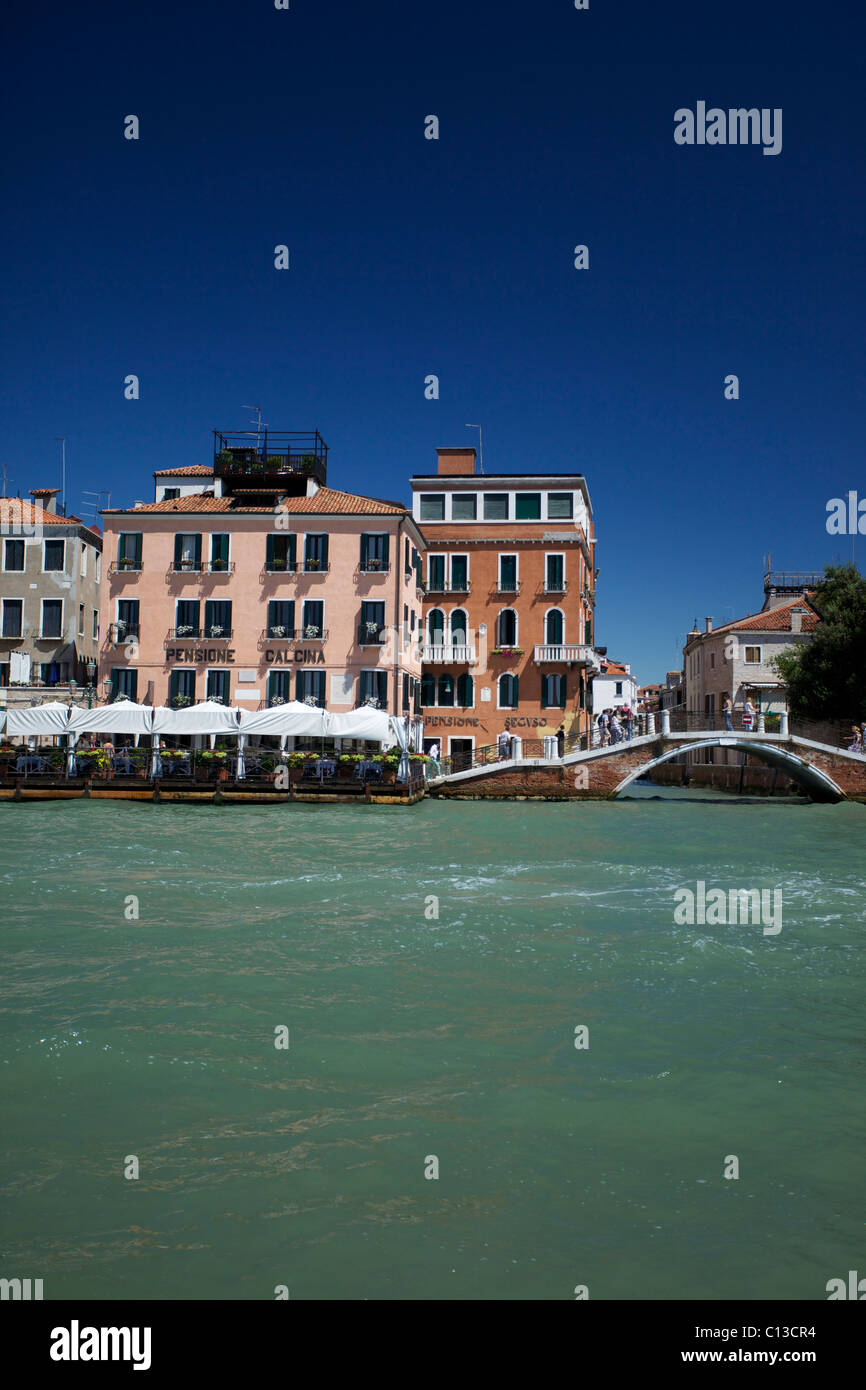 Gebäude wie aus einem Wasser taxi in Venedig Italien unter Sonnenschein und blauem Himmel Stockfoto