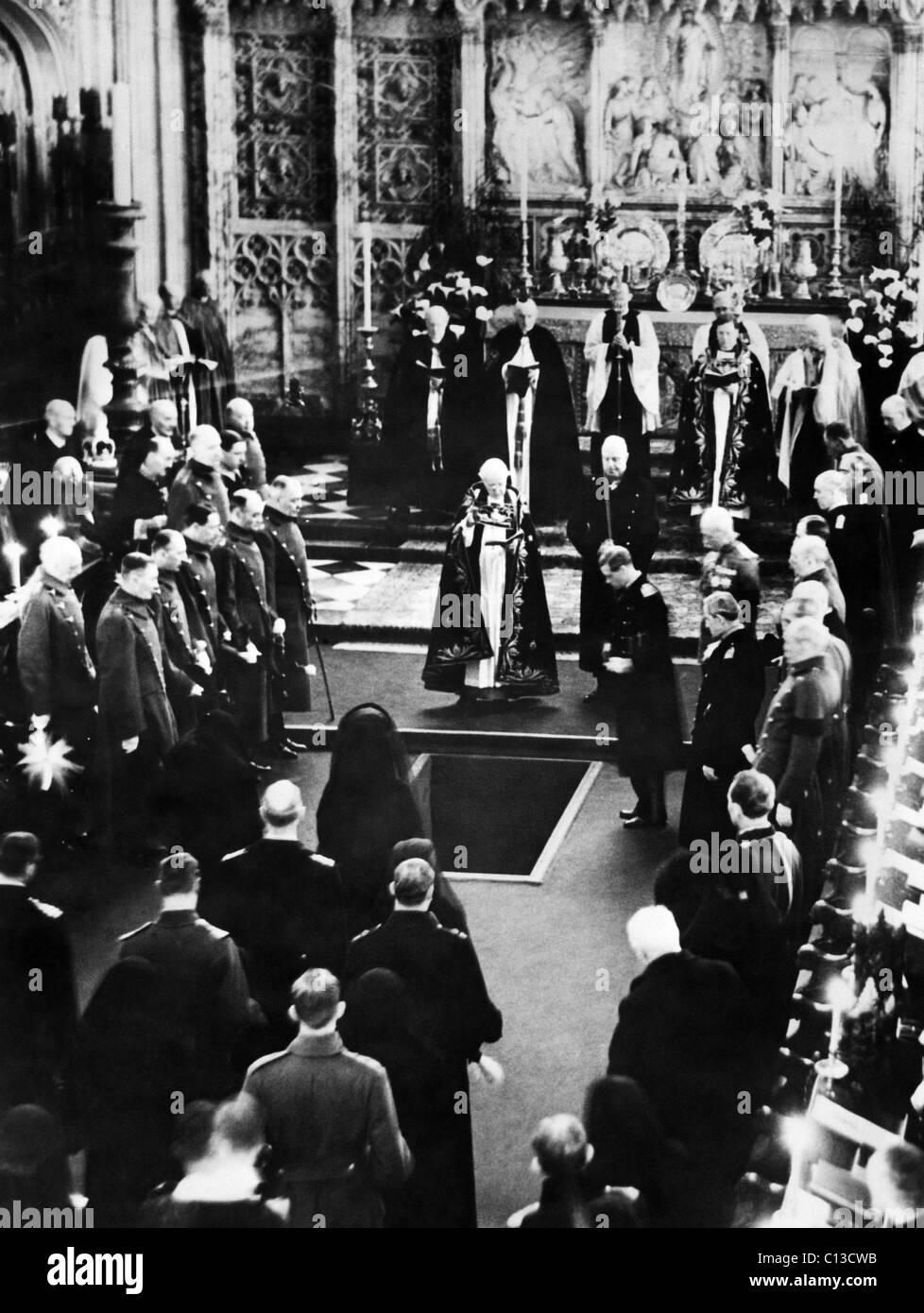 Britische königliche Familie. Zentrum, hinter der Krypta: Erzbischof von Canterbury William Cosmo Gordon lang Center rechts, am nächsten an der Krypta: König Edward VIII. von England, (zukünftige Herzog von Windsor), bei der Beerdigung des King George V, St.-Georgs-Kapelle, Windsor Castle, England, 29. Januar 1936. Stockfoto