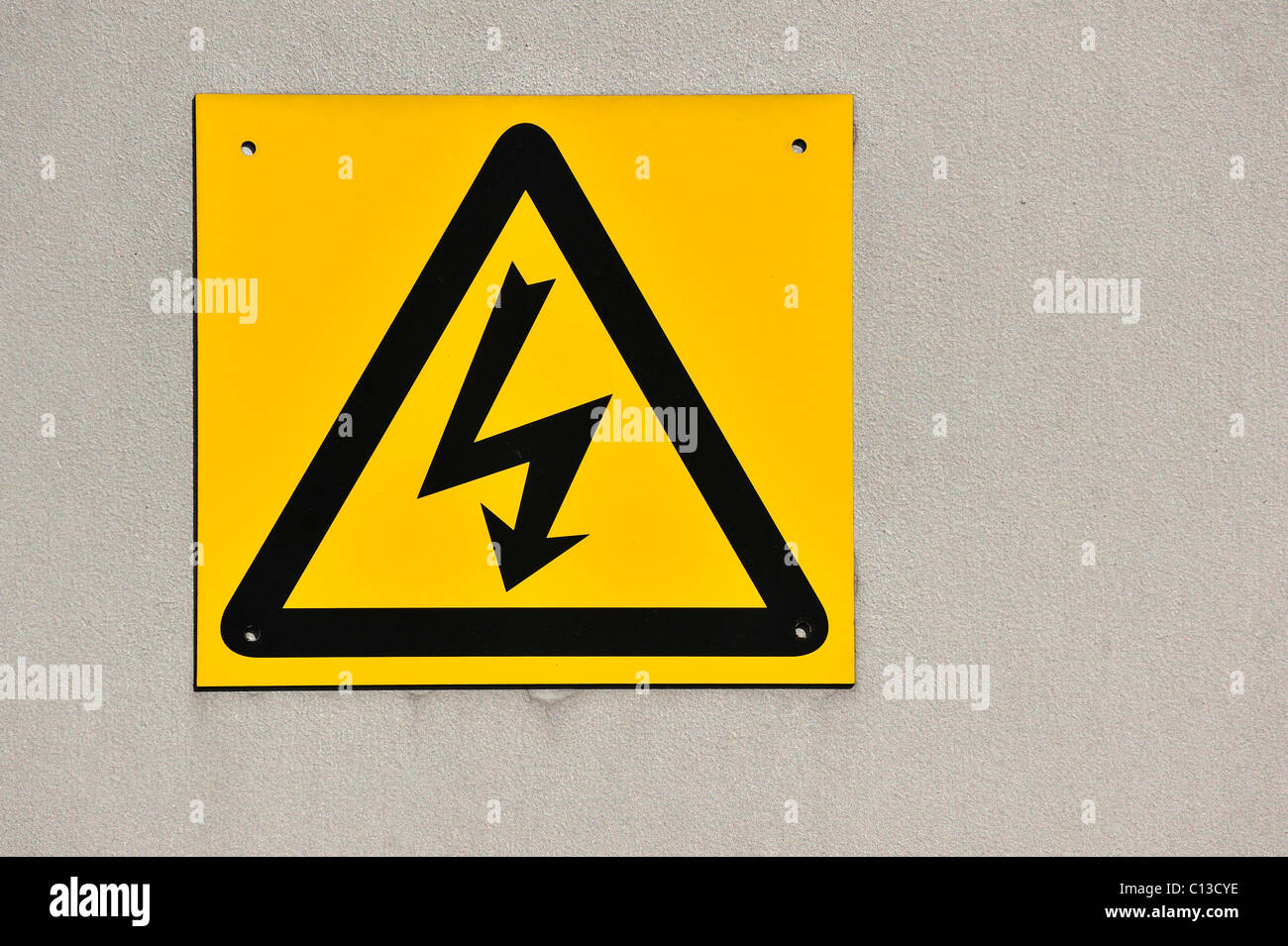 Gelbe Strom Hochspannungs-Warnschild, Belgien Stockfoto