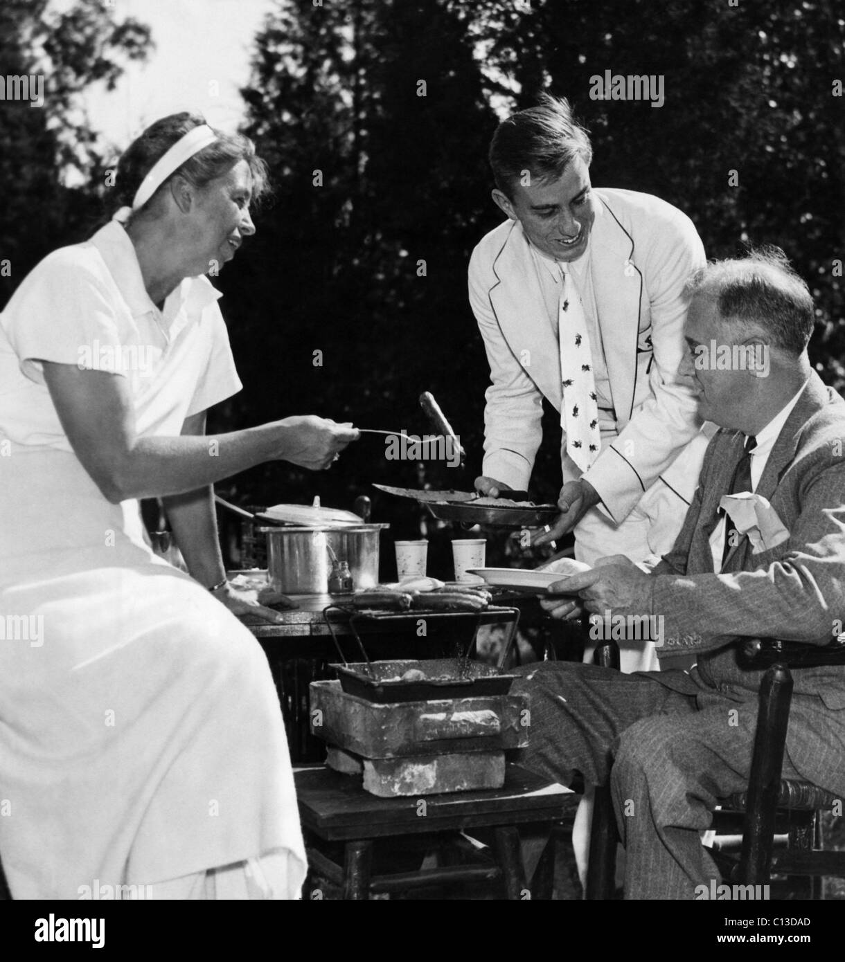 FDR Presdidency. First Lady Eleanor Roosevelt, Franklin Roosevelt Jr. und US-Präsident Franklin Delano Roosevelt, bei Familie Wiener Braten, 1935. Stockfoto