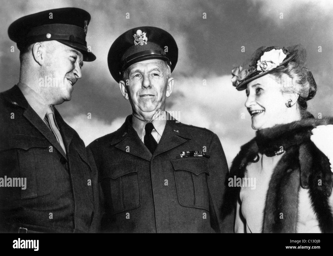 DER amerikanische PARADE, von links: General Dwight Eisenhower, General George Marshall und des Marschalls Frau Katherine Boyce Tupper 1946 auf Marshall die Rückkehr aus China, "The General" (gelüftet 5. Dezember 1974), 1974 Stockfoto