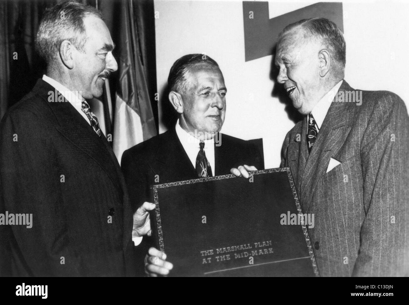 DER amerikanische PARADE, von links: Staatssekretär Dean Acheson und Administrator Paul Hoffman präsentieren eine Schranke Bericht über den "Marshall-Plan" für den Aufschwung in Europa, George Marshall auf seinen zweiten Geburtstag im Jahr 1950, "Der General" (gelüftet 5. Dezember 1974), 1974 Stockfoto