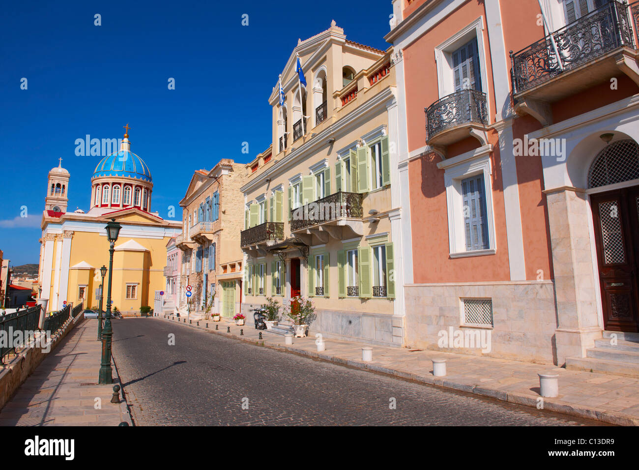 Die Neo-klassischen Gebäuden & griechisch-orthodoxe Kirche des Heiligen Nikolaus, Ermoupolis, Syros, griechischen Kykladen-Inseln Stockfoto