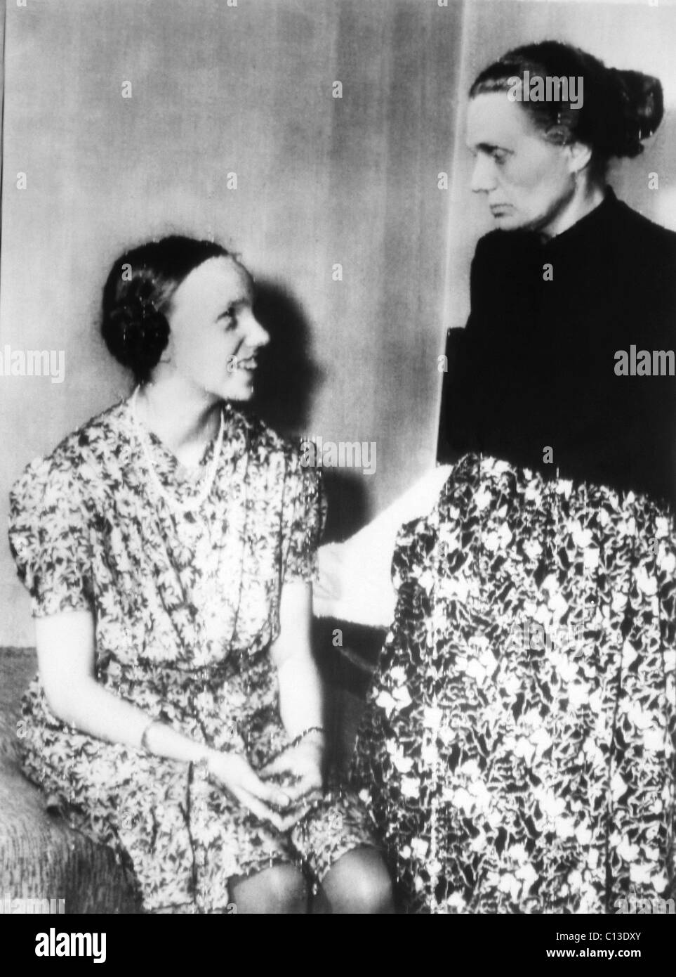 Gudrun Himmler, Tochter von Heinrich Himmler; Margaret Bodin Himmler, Ehefrau von Heinrich Himmler, nachdem wird in Gewahrsam genommen von den USA 88. Division Truppen, Bozen, Italien, 19. Mai 1945. Stockfoto
