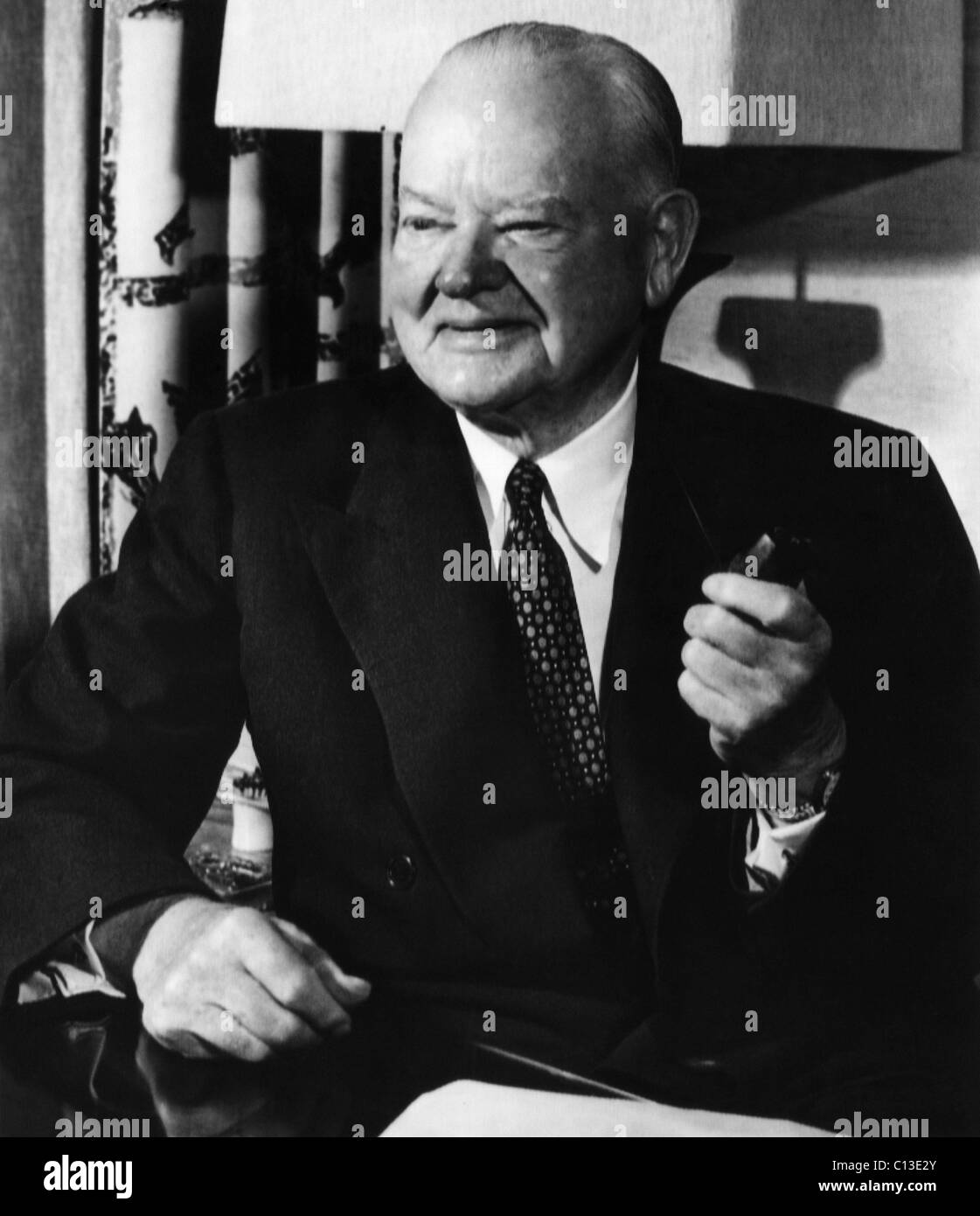 Der ehemalige Präsident Herbert Hoover (1874-1964), US-Präsident 1929-1933, an seinem Schreibtisch in seiner Suite im Mark Hopkins Hotel, San Francisco, Kalifornien, 9. August 1956. Stockfoto