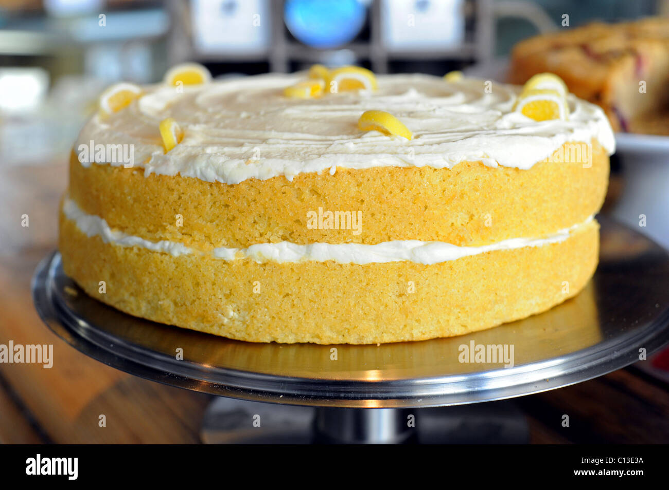 Zitrone Rührkuchen mit Zitrone Puderzucker in einem Deli-Schaufenster Stockfoto