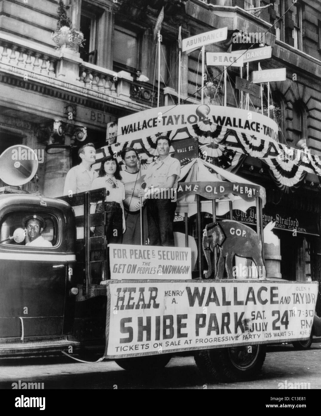 US-Wahlen. Anhänger der Fortschrittspartei Präsidentschaftskandidat (und ehemaliger Vice President) Henry A. Wallace und Kandidaten für die Vizepräsidentschaft (und US-Senator) Glen H. Taylor bei der progressiven Partei National Convention in Philadelphia, Pennsylvania, Juli 1948. Stockfoto