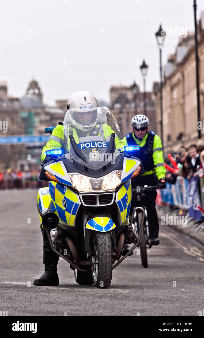 Ein Motorrad-Polizist von Avon und Somerset Polizei bereitet sich auf die Läufer beim 30. Bad Halbmarathon zu eskortieren. Stockfoto