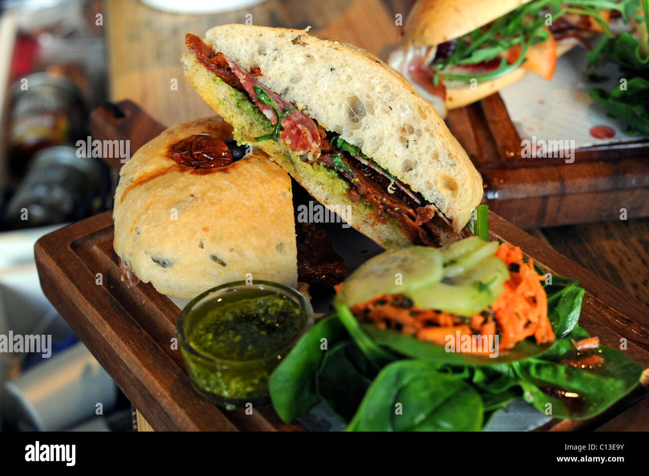 Eine Auswahl an leckeren Sandwiches zu verkaufen in handwerklichen Feinkostgeschäft in Brighton Stockfoto