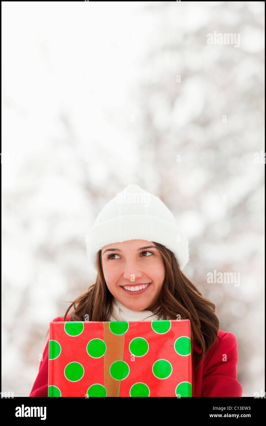 USA, Utah, Lehi, junge Frau, die mit Weihnachten Geschenk im freien Stockfoto