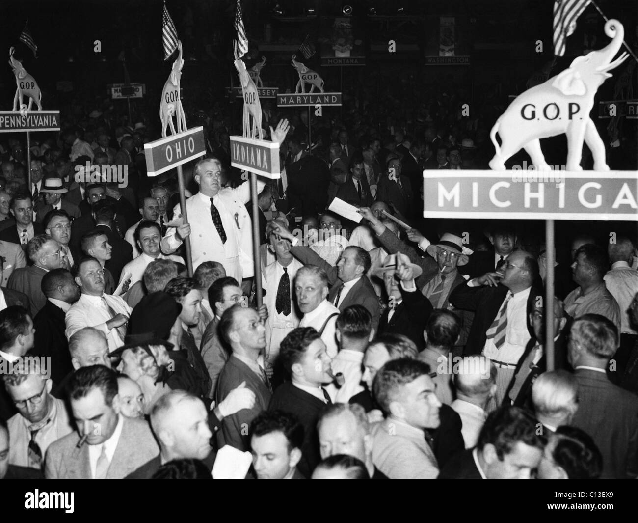 US-Wahlen. Mitte links, weißer Anzug: Ohio Gouverneur John W. Bricker fordern die Nominierung von Wendell Wilkie auf der Republican National Convention, Philadelphia, Pennsylvania, Juni 1940. Stockfoto