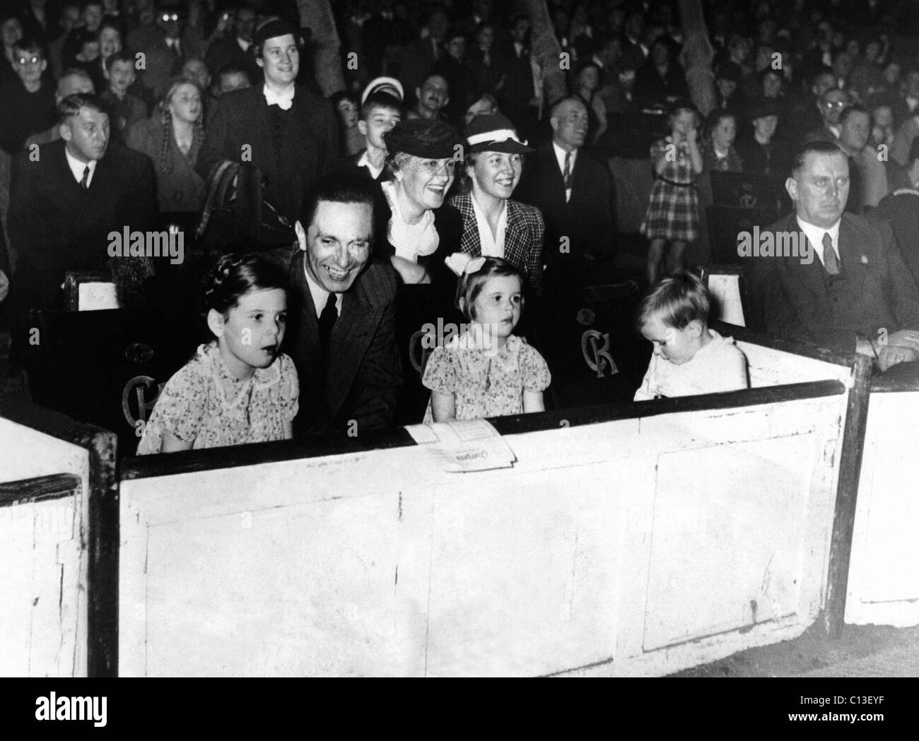 Reich Minister für Volksaufklärung und Propaganda Joseph Goebbels, mit seiner Frau Magda Goebbels, und ihre Kinder aus Stockfoto