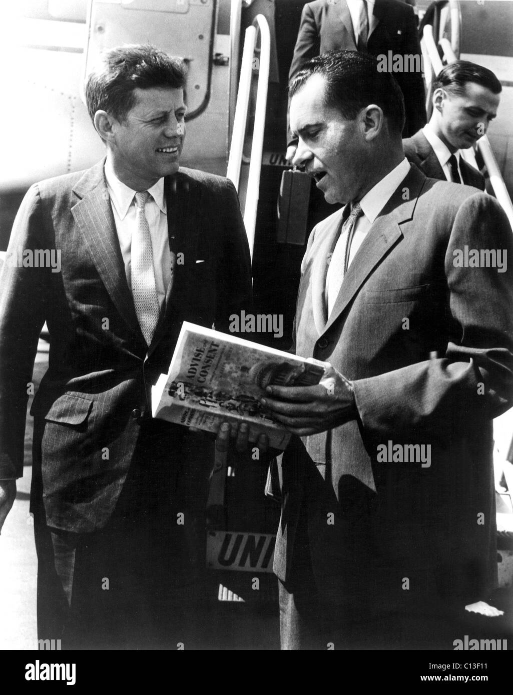 Kennedy und Vizepräsident RICHARD M. NIXON diskutieren die beste Verkäufer beraten und Zustimmung Stockfoto