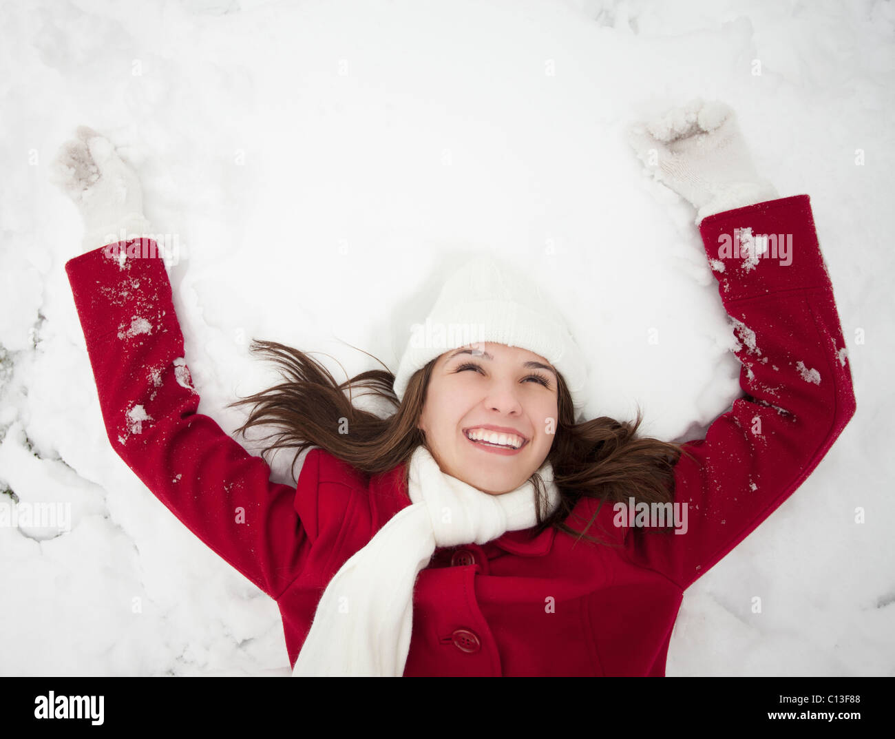 USA, Utah, Lehi, junge Frau liegt im Schnee Stockfoto