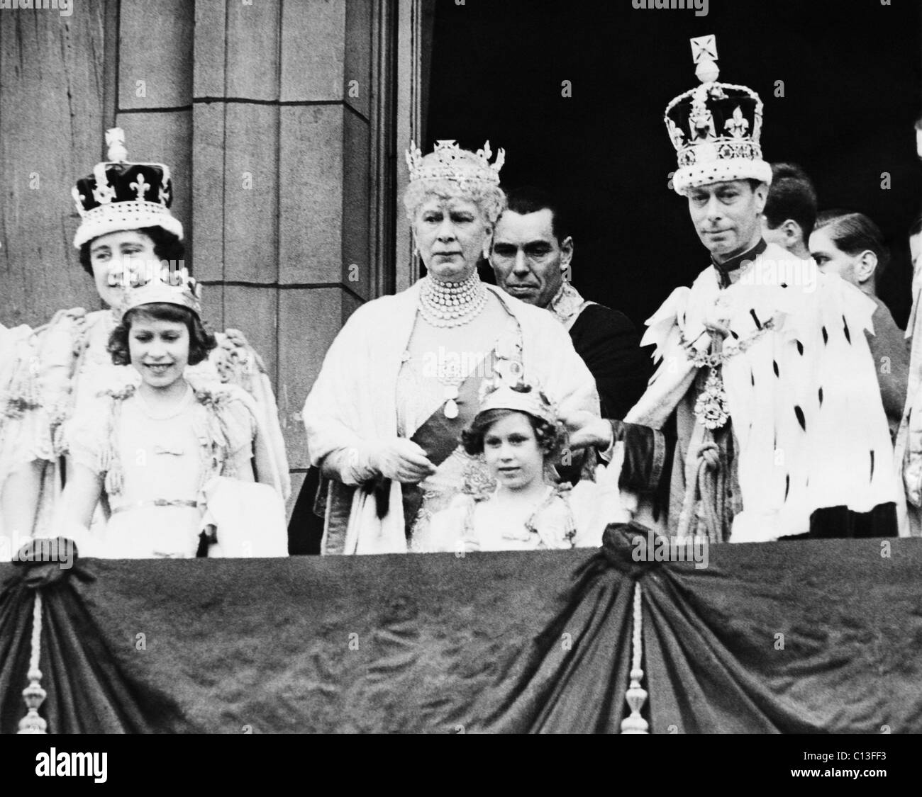 Britische königliche Familie. Von links: Zukunft britische Königin Prinzessin Elizabeth, britische Queen Mary von Teck, britische Queen Elizabeth (zukünftige Königin-Mutter), Zukunft Countess of Snowdon Prinzessin Margaret, britischen König George VI, nach des Königs und der Königin Krönung, Buckingham Palace, London, England, 12. Mai 1937. Stockfoto