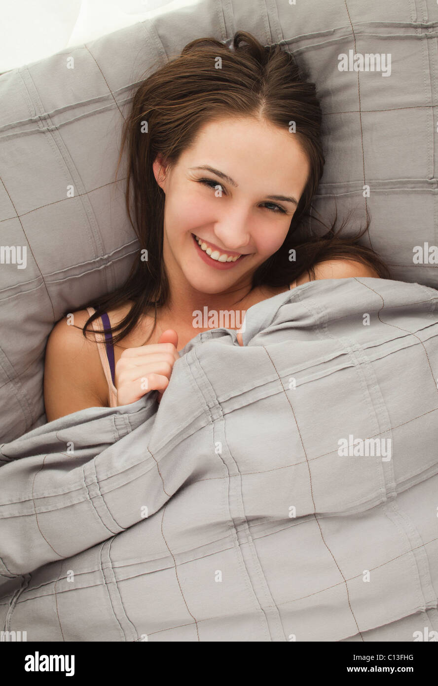 USA, Utah, Lehi, Porträt der jungen Frau im Bett liegend Stockfoto