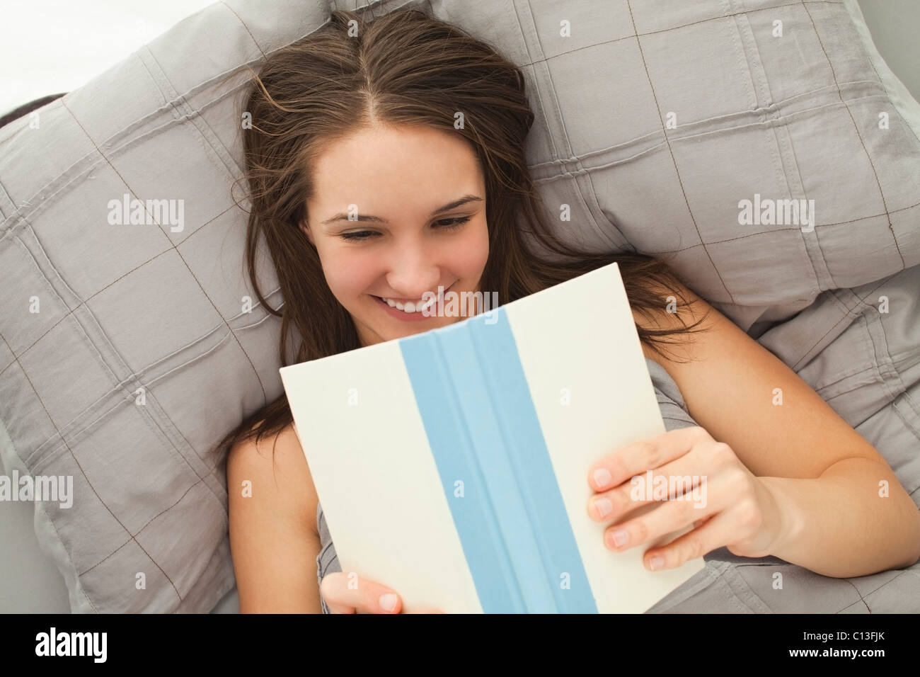 USA, Utah, Lehi, junge Frau, lesen im Bett Stockfoto