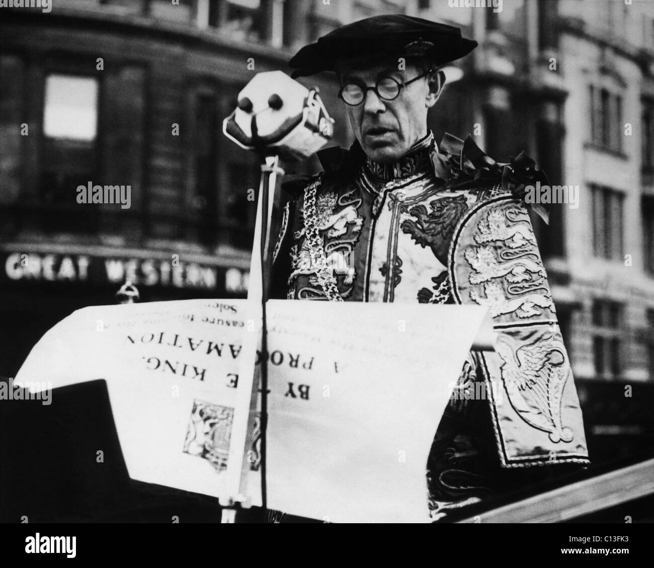 Britisches Königshaus. Lancaster Herold Archibald George Blomefield Russell, lesen die Verkündigung der Krönung von König George VI von England, Dezember 1936. Stockfoto