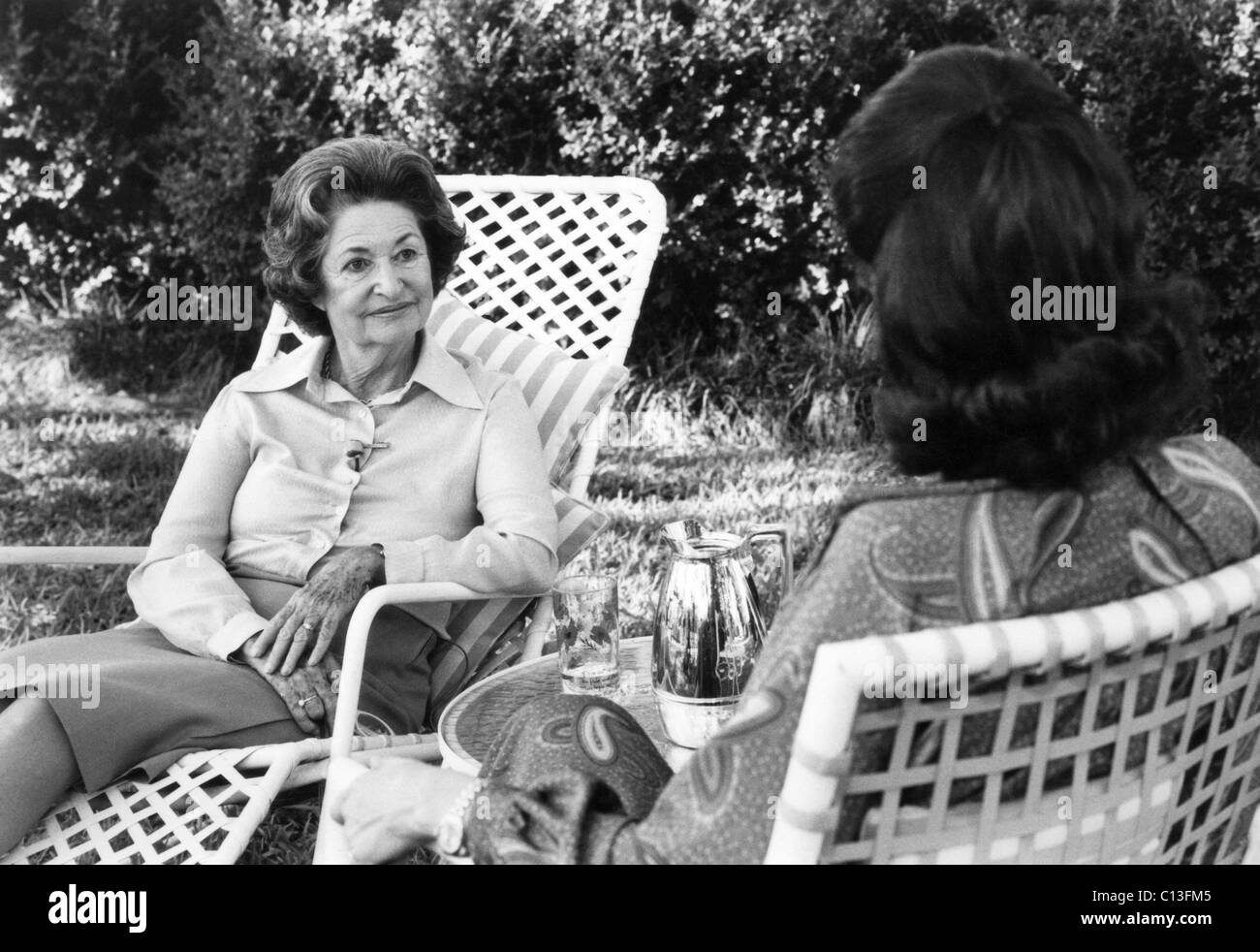 Ein Gespräch mit... von links: ehemalige First Lady Lady Bird Johnson im Gespräch mit ihrer Tochter Lynda Johnson Robb (21. Oktober 1982 ausgestrahlt). © Tagsüber/Courtesy Everett Collection Stockfoto