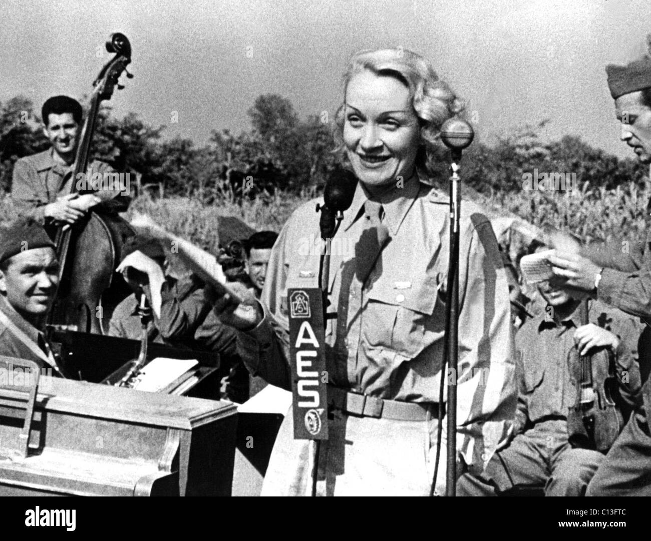 MARLENE DIETRICH unterhält die amerikanischen Truppen während des zweiten Weltkriegs USO tour Stockfoto