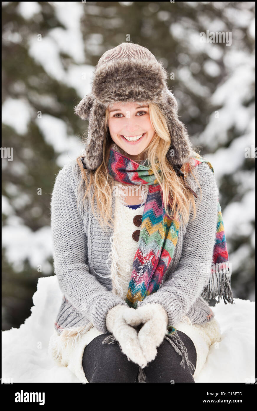 USA, Utah, Salt Lake City, Porträt der jungen Frau in Winterkleidung Stockfoto