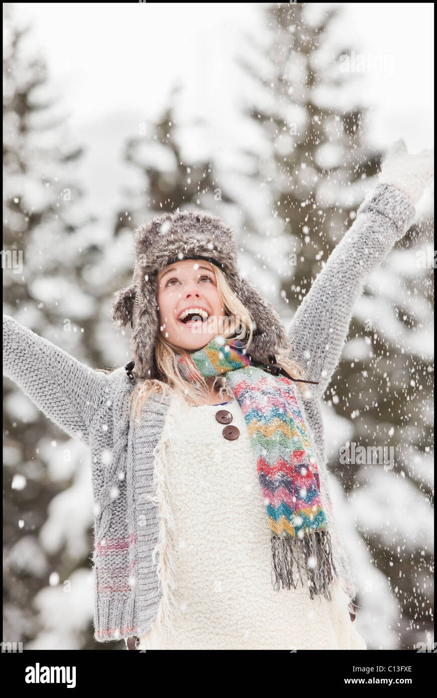 USA, Utah, Salt Lake City, junge Frau in Winterkleidung werfen Schnee in Luft Stockfoto