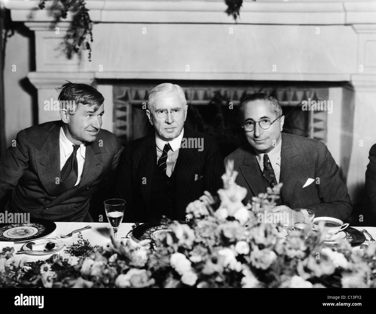 Von links: Will Rogers, Historiker Mark Sullivan (Autor von "Unserer Zeit"-Serien), Mayer, bei einem Mittagessen zu Ehren Sullivan bei MGM, Dezember 1933 Stockfoto