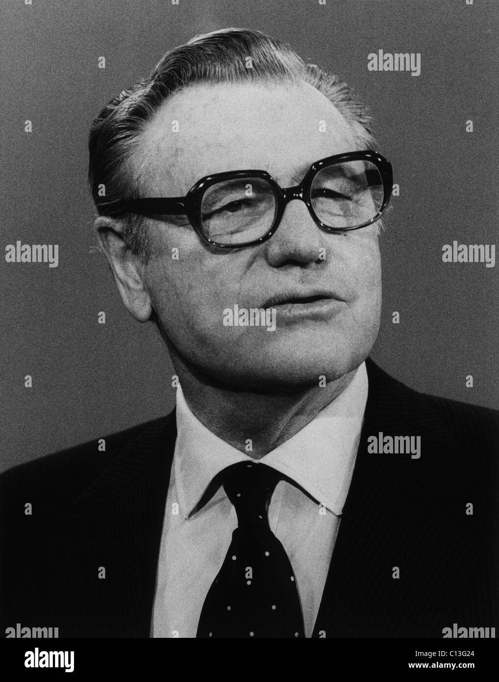 Rockefeller-Familie. US-Vizepräsident Nelson Rockefeller präsentiert "Bicentennial Minute" auf CBS, 1976. Stockfoto