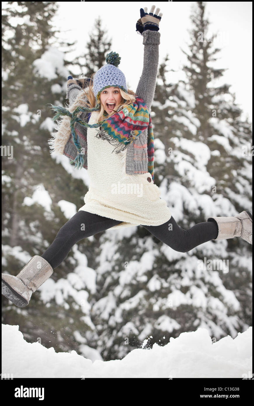 USA, Utah, Salt Lake City, Porträt der jungen Frau im Winter Kleidung springen Stockfoto