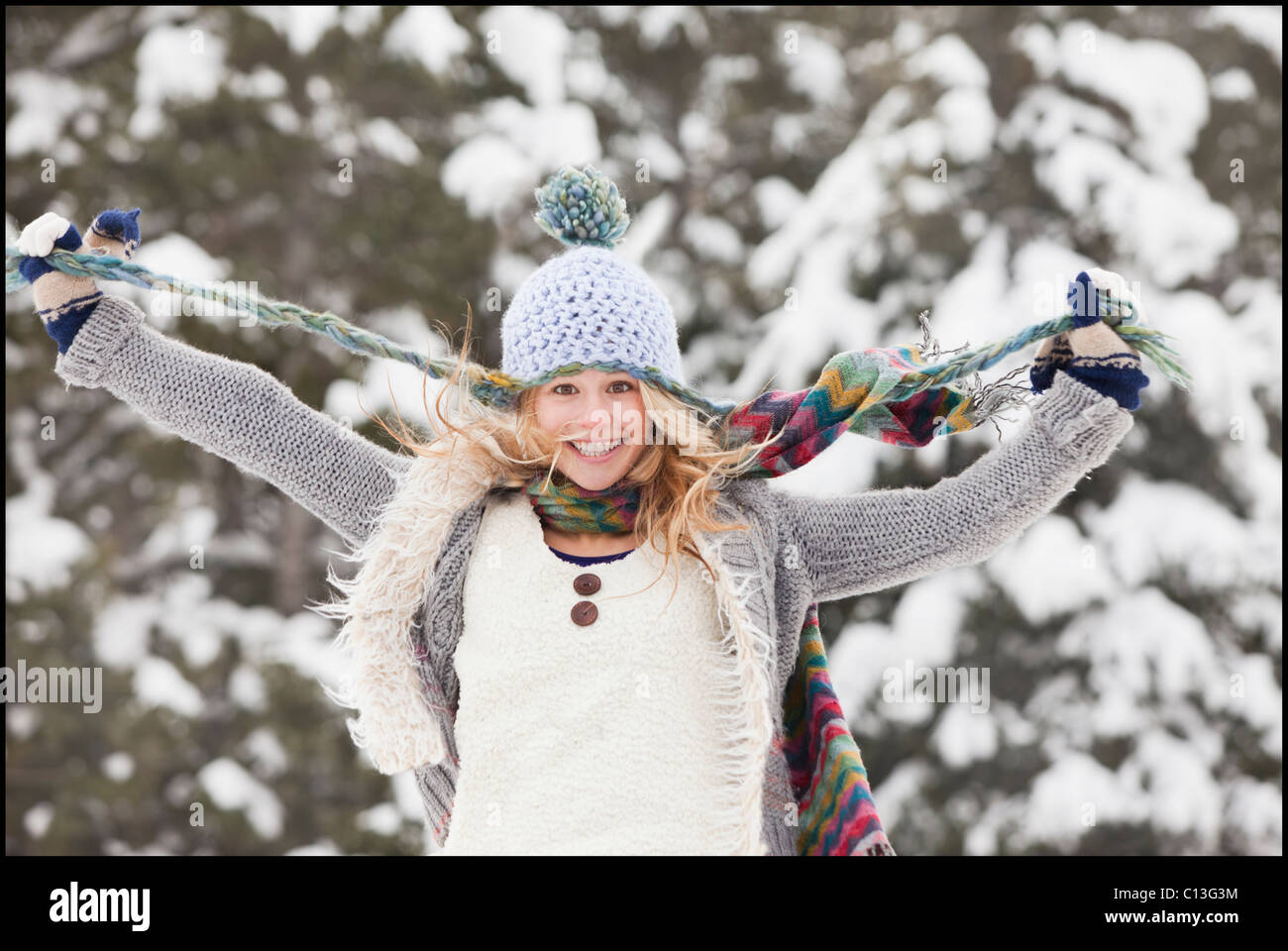 USA, Utah, Salt Lake City, Porträt der jungen Frau in Winterkleidung Hut Fäden ziehen Stockfoto