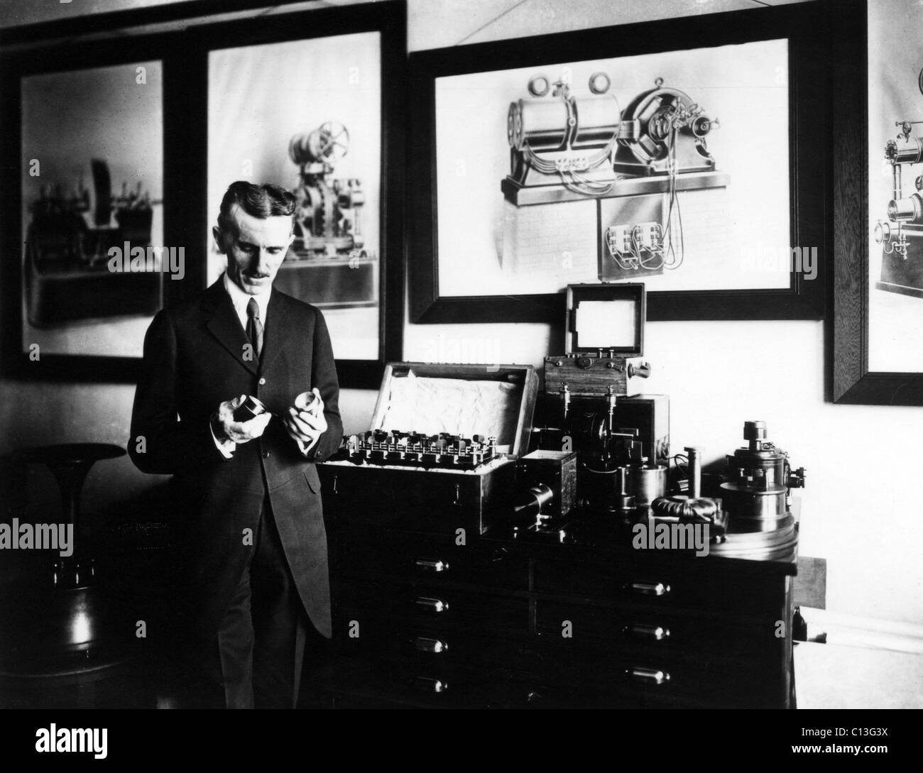 Nikola Tesla, Physiker, Ingenieur Und Erfinder Von Wechselstrom Strom, 1900  Stockfotografie - Alamy