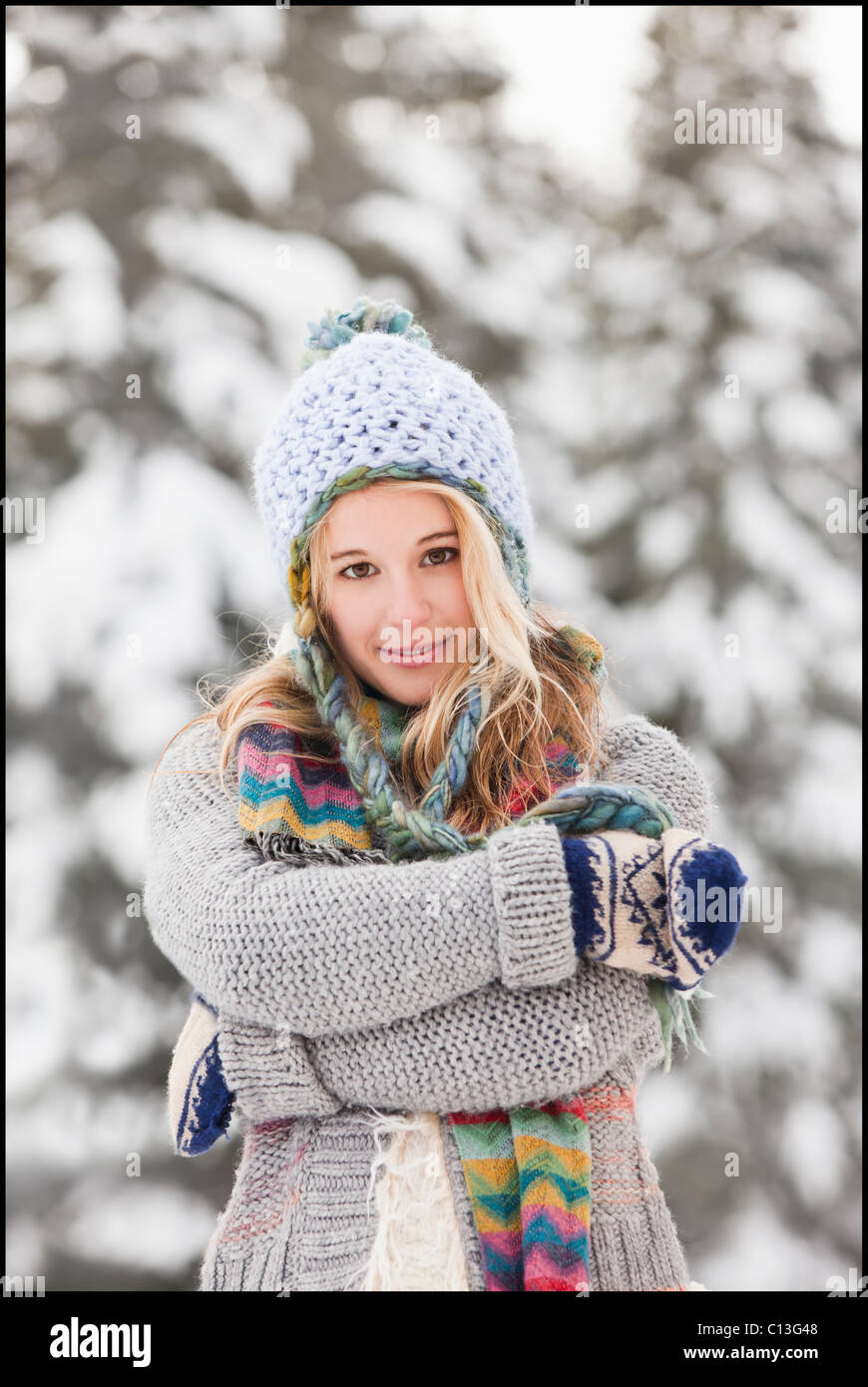 USA, Utah, Salt Lake City, Porträt der jungen Frau in Winterkleidung Stockfoto