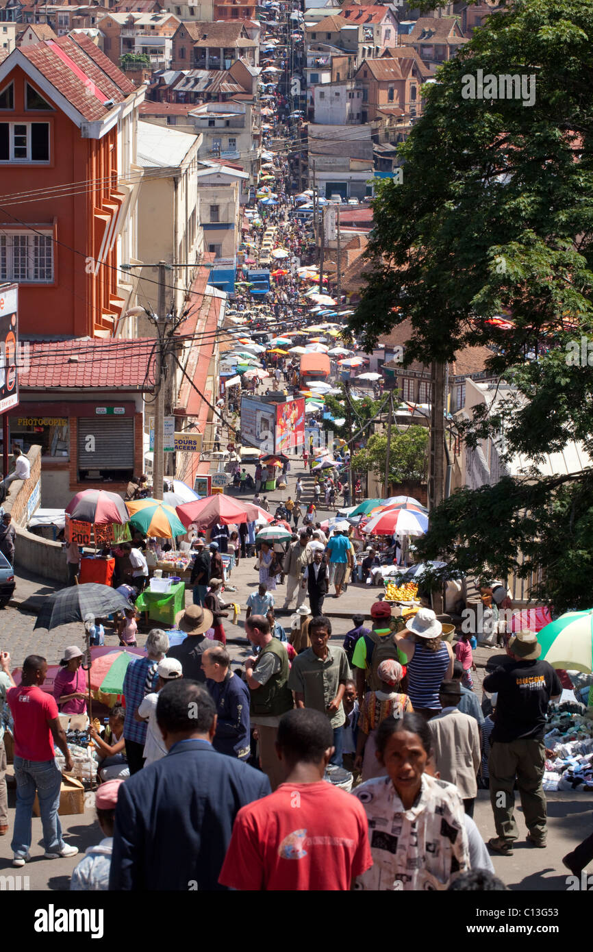 Antananarivo, oder Tana. Hauptstadt Madagaskars. Blick auf einen belebten Zoma (Markt) und Einkaufsstraße. Stockfoto
