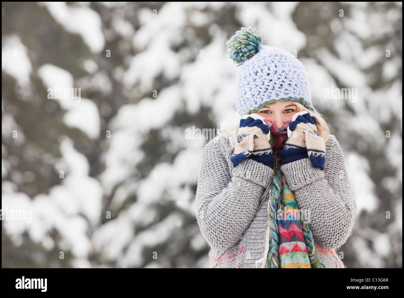 USA, Utah, Salt Lake City, Porträt der jungen Frau in Winterkleidung für Mund Stockfoto