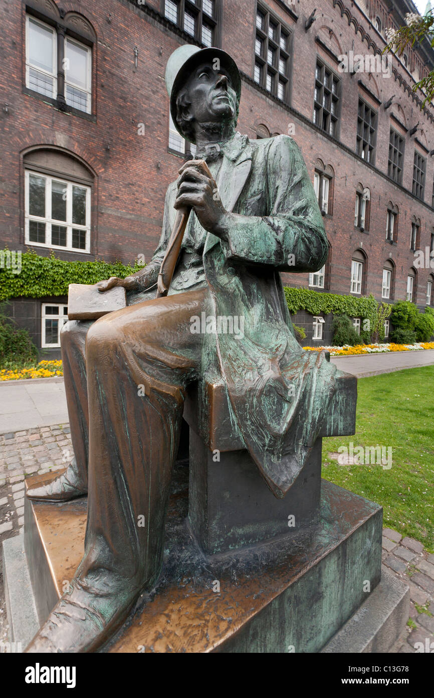 Anderson-Statue vom Rathaus Büros suchen. Die Statue des Hut tragen Märchen Schriftstellers H.C. Anderson Stockfoto