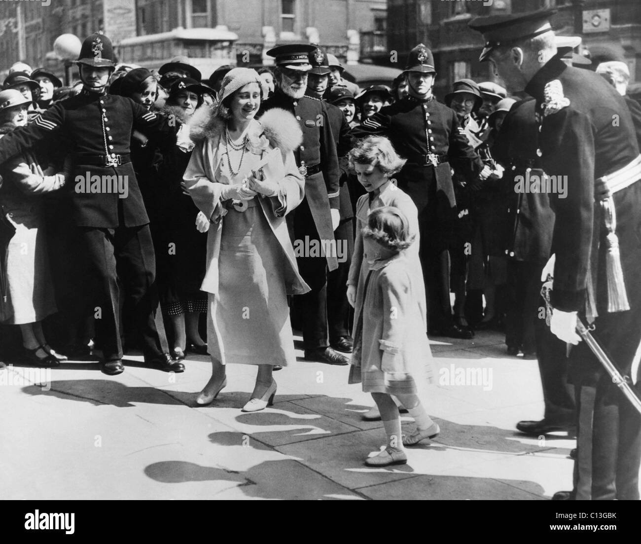 Königinmutter Elizabeth (Mitte links), die ehemalige Duchess of York und ihre Kinder, Prinzessin Margaret Rose (vorne, rechts von der Mitte) und Prinzessin (und zukünftige Königin) Elizabeth II (hinten, rechts von der Mitte), Teilnahme an einem königlichen Turnier in Olympia, London, ca. 1935. Stockfoto