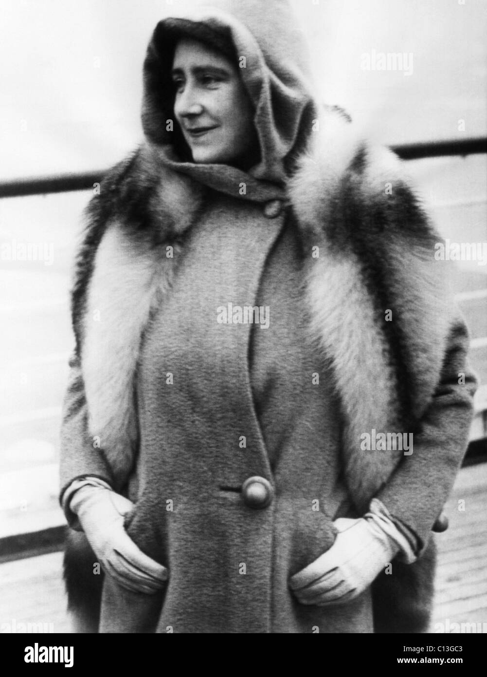 Queen Elizabeth, die ehemalige Duchess of York, stehend auf dem Deck des Schiffes Ocean Liner Kaiserin von Ausrtalia, Mai 1939. Stockfoto