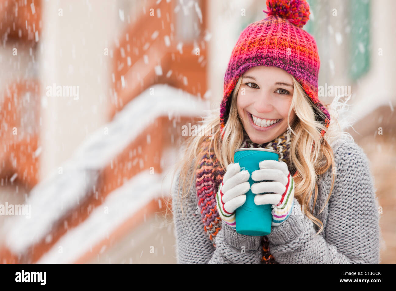 USA, Utah, Salt Lake City, Porträt der jungen Frau im Winter Kleidung trinken Stockfoto