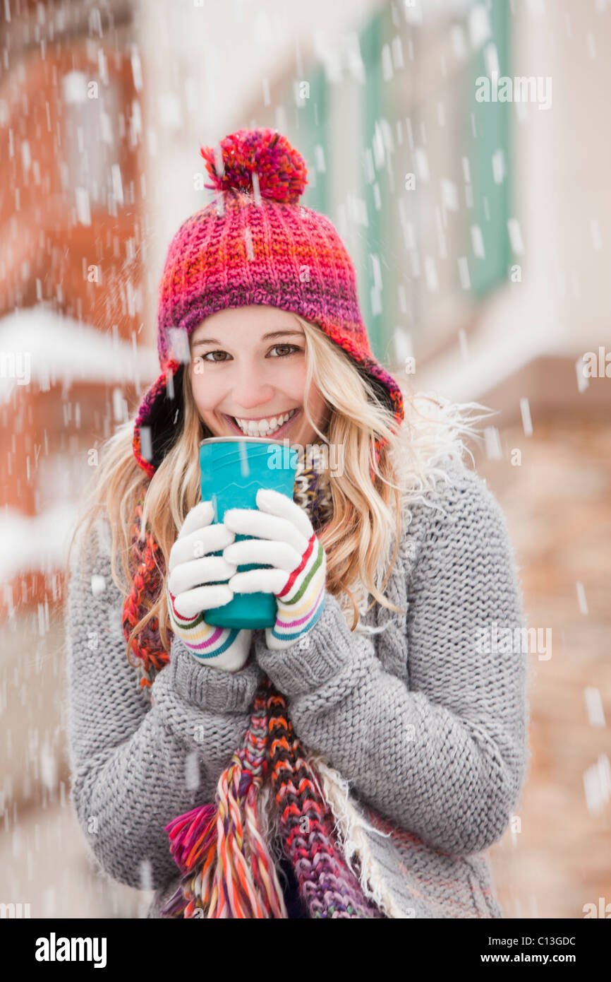 USA, Utah, Salt Lake City, Porträt der jungen Frau im Winter Kleidung trinken Stockfoto