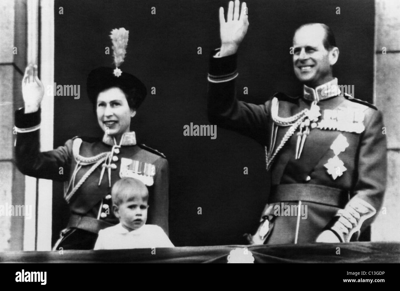 Königin Elizabeth II (hinten links), die Königin des Vereinigten Königreichs, Prinz Edward (vorne links), Prinz Philip (rechts), der Herzog von Stockfoto