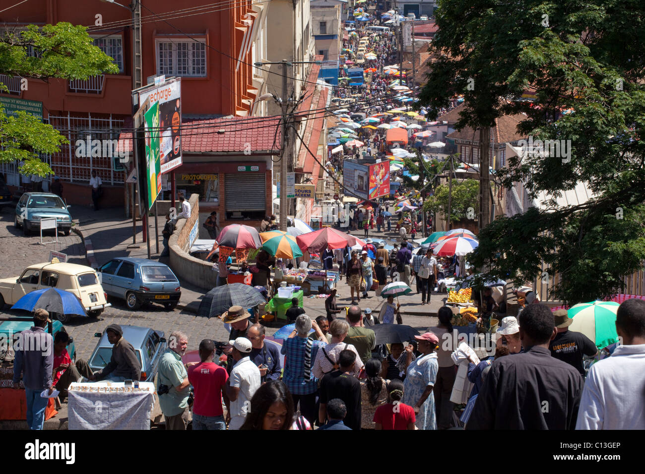 Antananarivo, oder Tana. Hauptstadt Madagaskars. Blick auf einen belebten Zoma (Markt) und Einkaufsstraße. Stockfoto