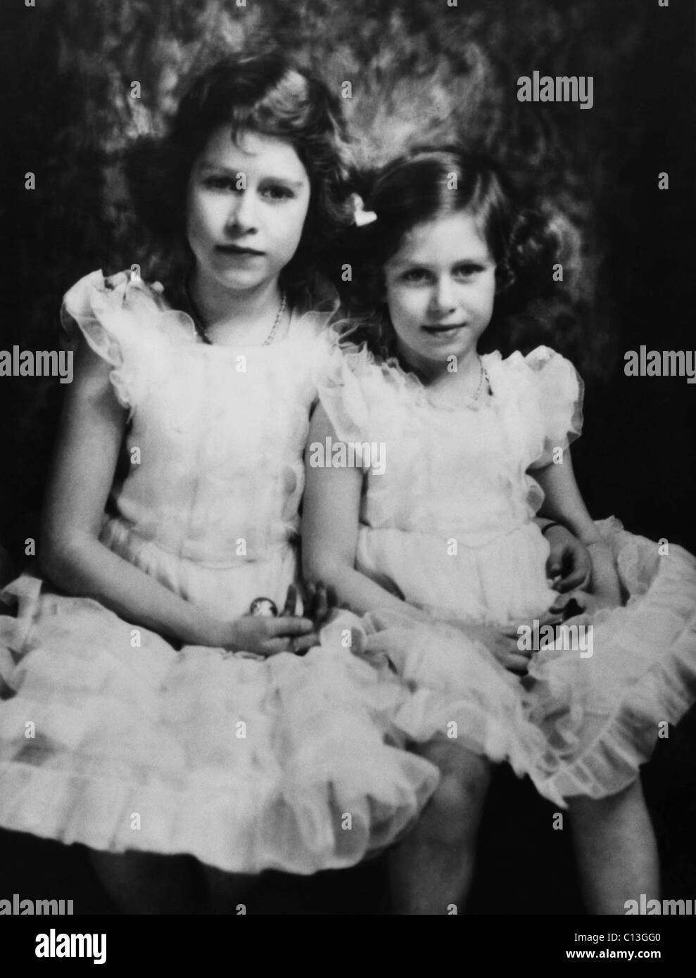 Britische königliche Familie. Zukunft-Königin von England Prinzessin Elizabeth und zukünftige Gräfin von Snowdon Prinzessin Margaret, ca. 1937 Stockfoto